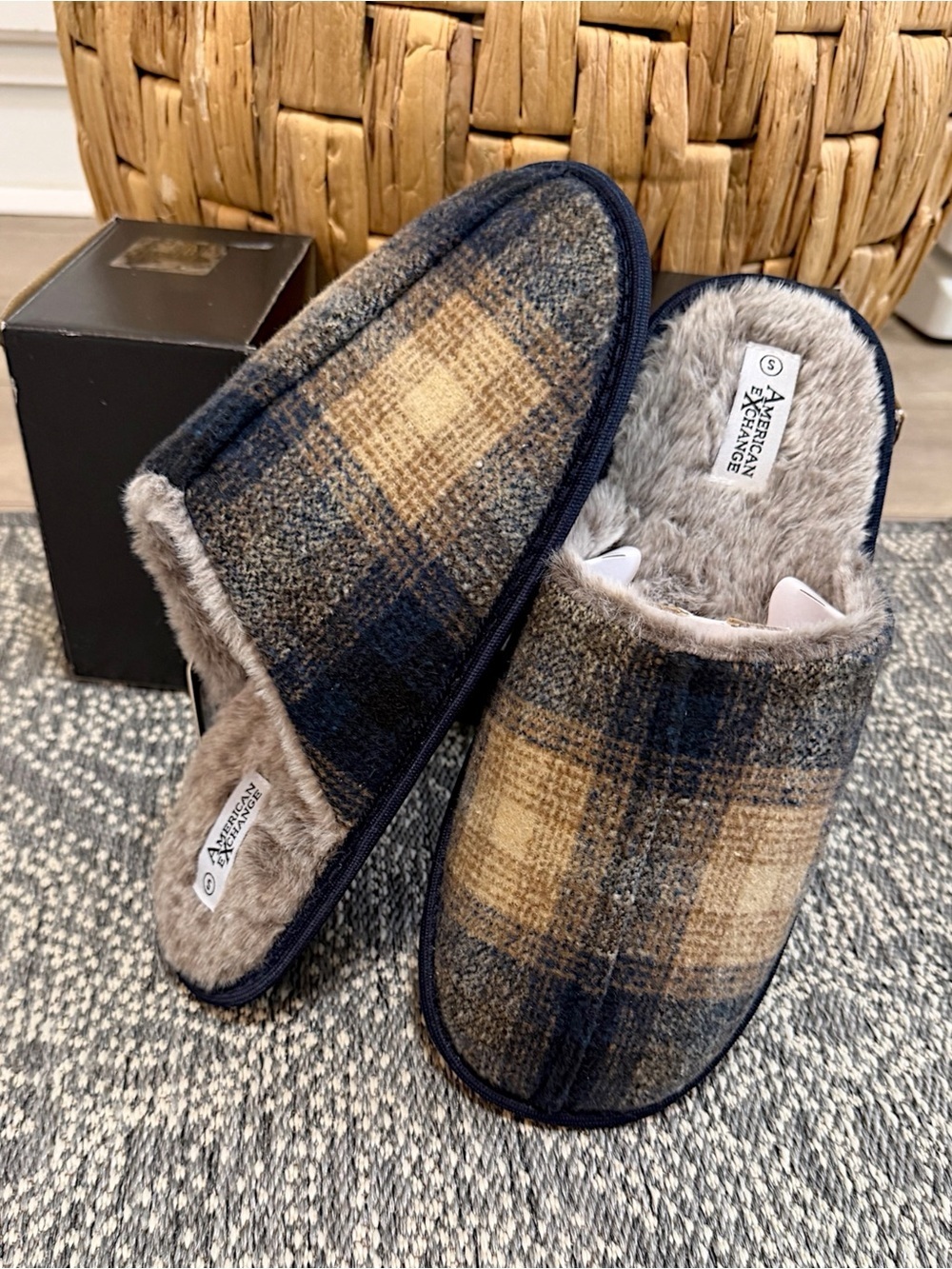 New American Exchange Men’s Luxury Plaid Slip-On Fleece Slippers Small 8-9